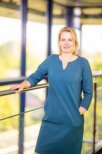 Woordvoerder Thérèse de Vroomen van de RDW poseert voor de camera.